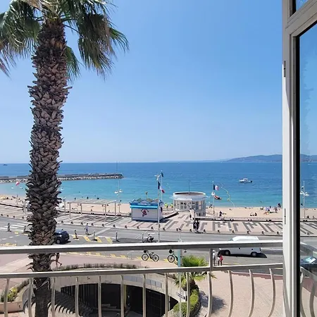 With Terrace At The Foot Of The アパート *