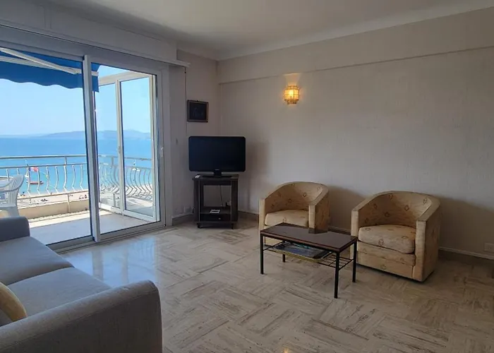 Apartament With Terrace At The Foot Of The Saint-Raphaël